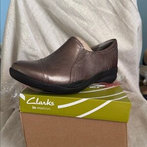 Clarks In Motion Women's Pewter Metallic Slip-On Loafers Sz 7.5 M NIB